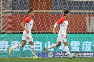 对猛龙跨季10连胜！布伦森35+6三分势不可挡 与场边球迷对喷太经典