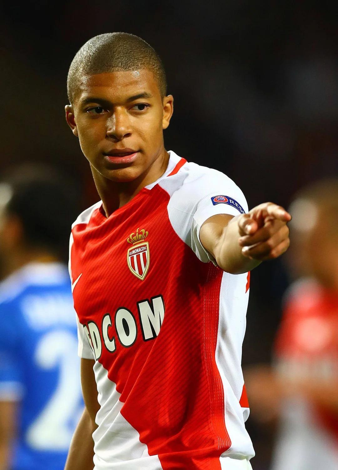 库里尝试用高尔夫球投洞，看起来比他投三分难多了